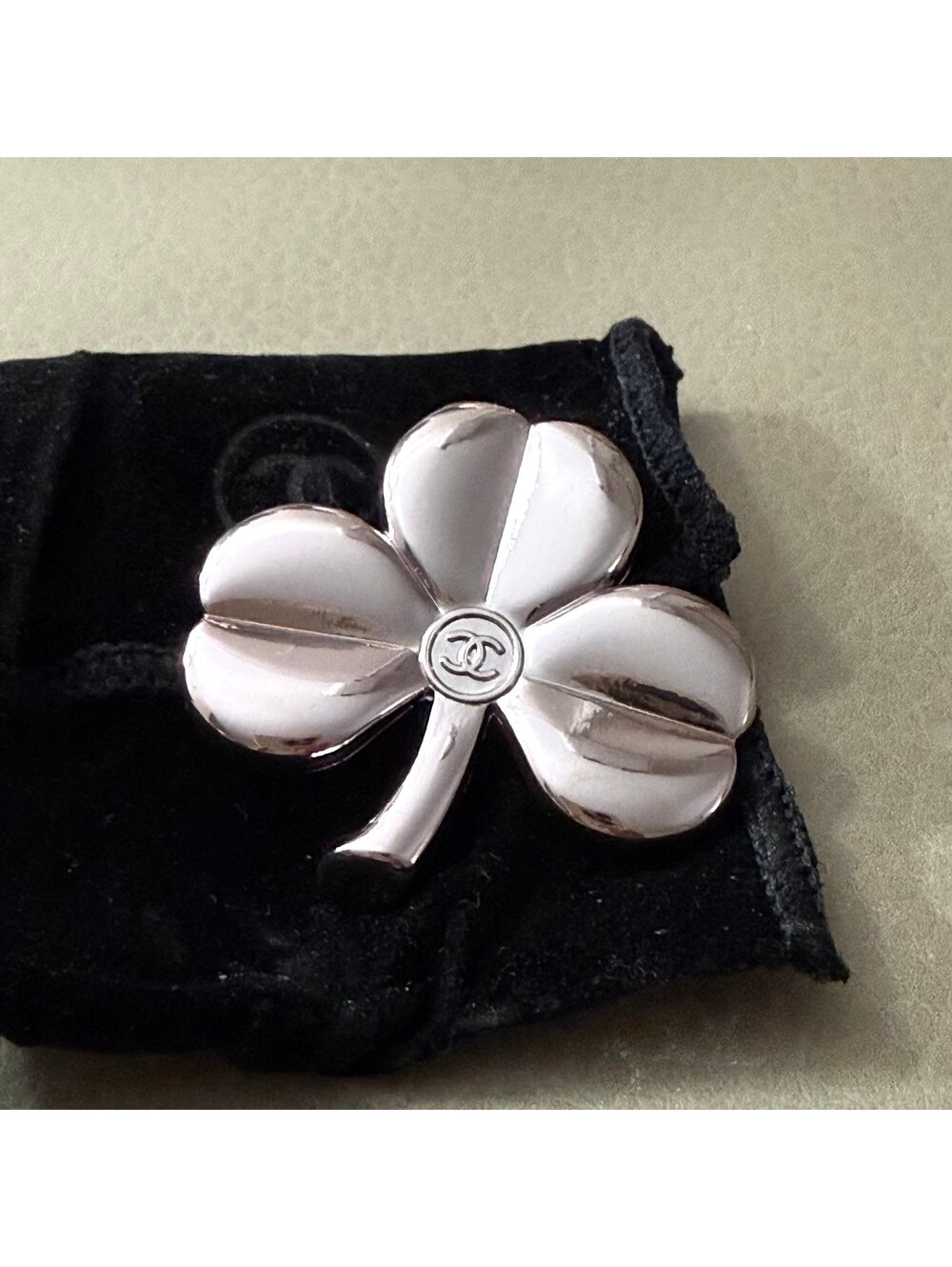 Chanel Beaute Rose Silver Metal Clover Brooch Pin with Pouch GWP